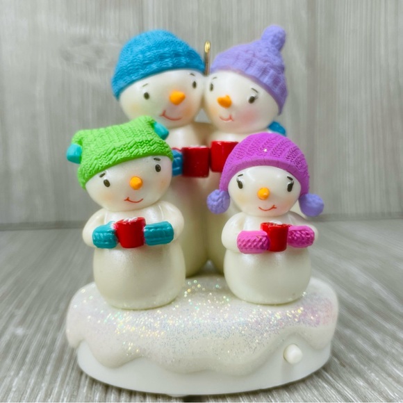 Hallmark Christmas ornament 2011 We Need A Little Christmas snowman family of 4 - Picture 6 of 11